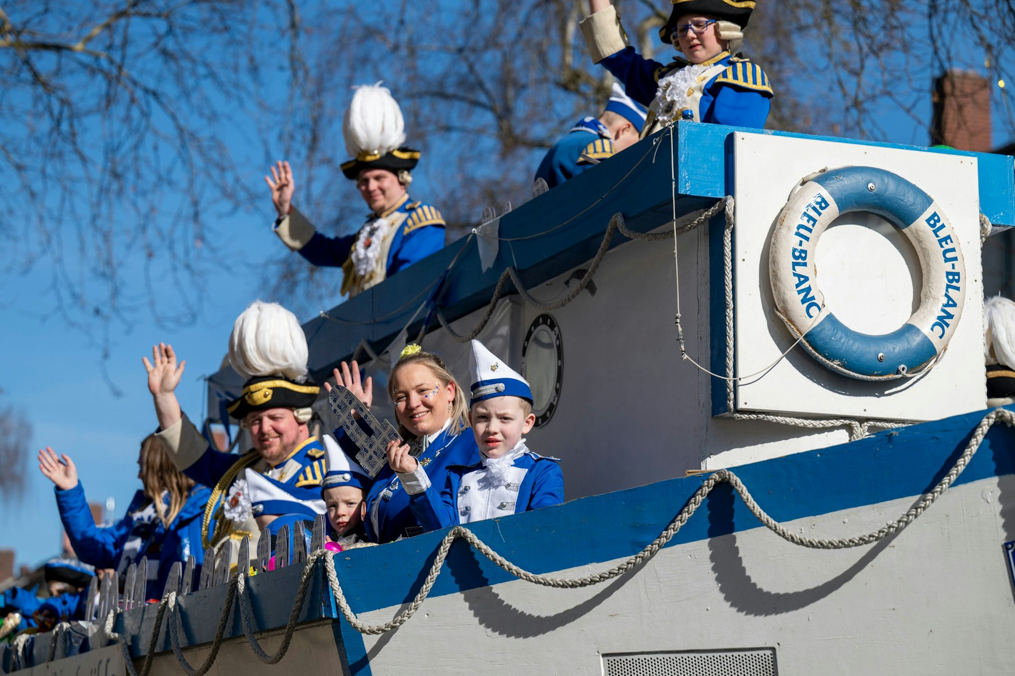 Bei bestem Wetter feierten am Dienstag Tausende den Veedelszoch in Nippes.