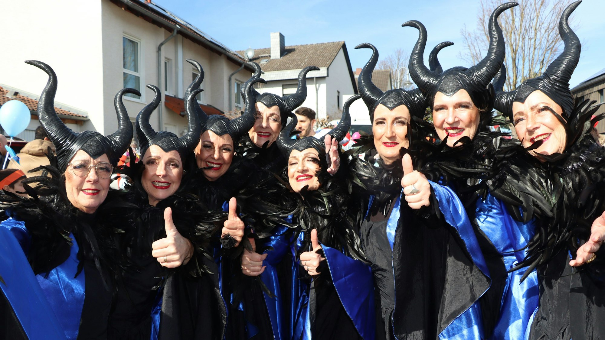 Ihre Kostüme sind immer selber geschneidert - Karneval in Merten - einfach märchenhaft finden sogar die guten, als böse Königinnen kostümierten Karnevalsfans.