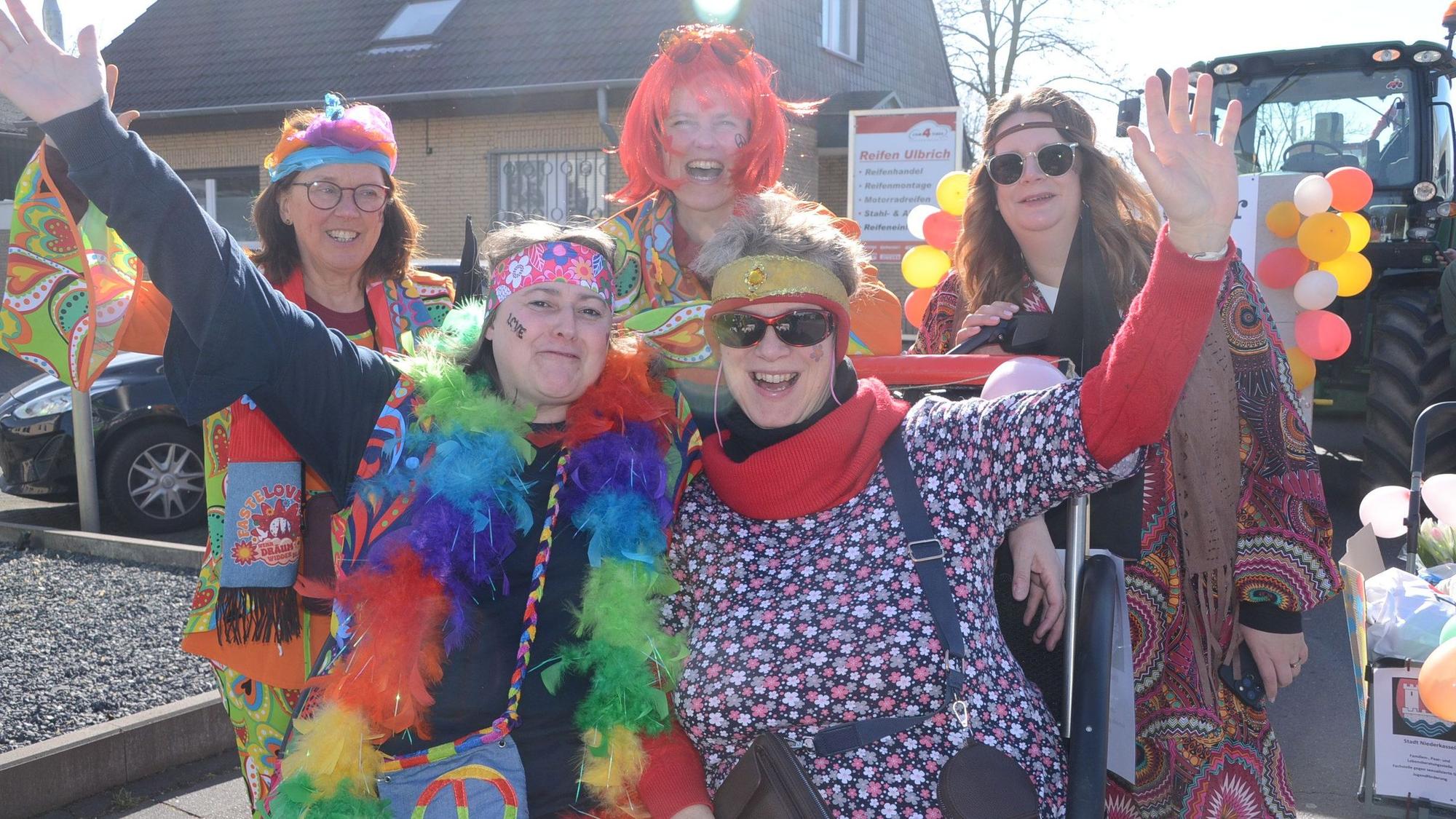 Fünf Frauen in Hippie-Kostümen.