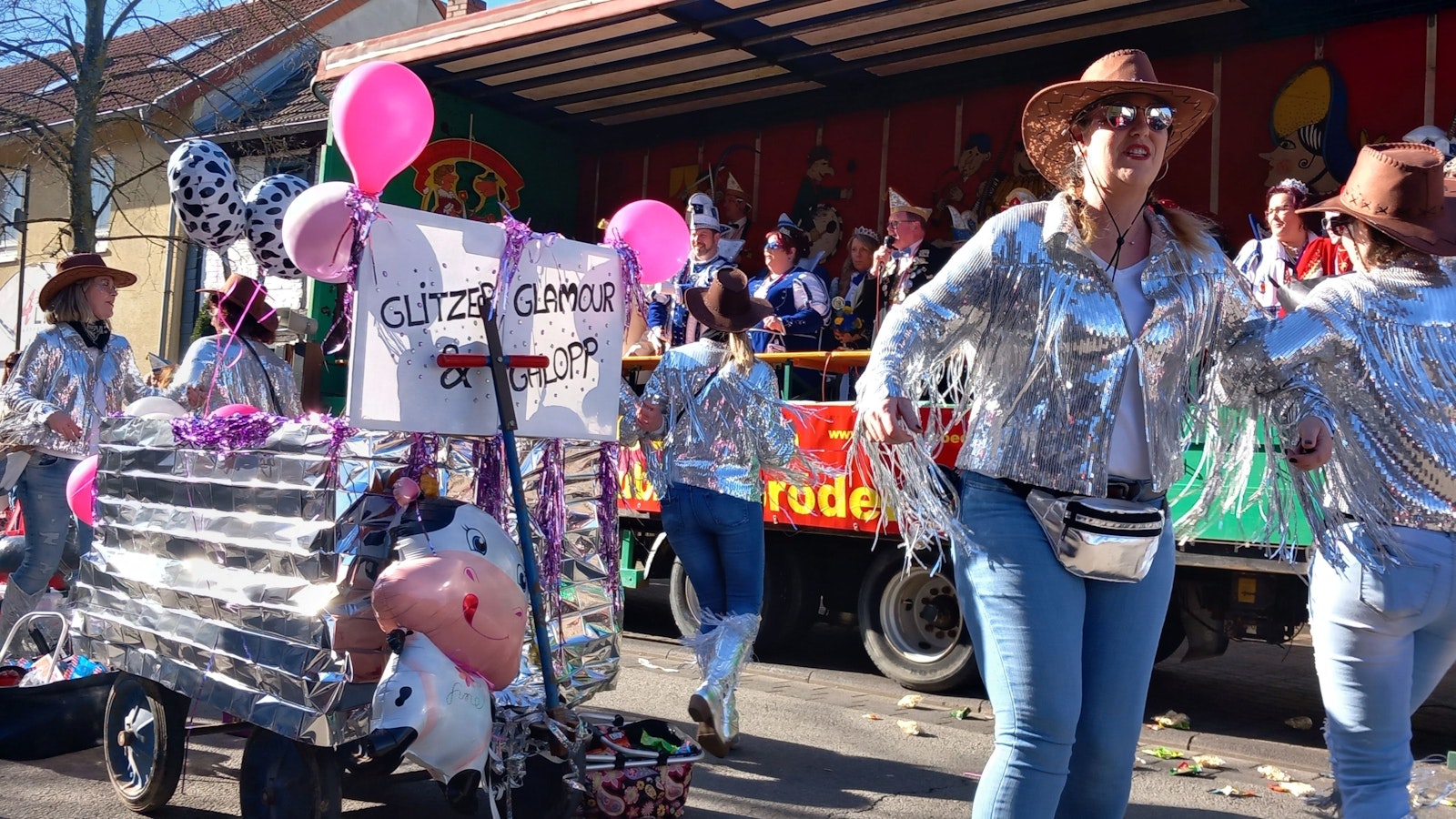 Stippeföttchen und Ringelreihen der glitzernden Cowboys vor der Ehrentribüne.