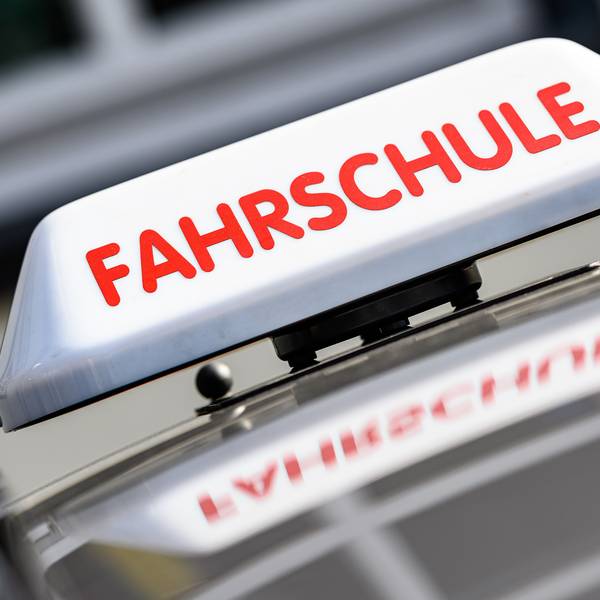 Ein Dachzeichen mit der Aufschrift „Fahrschule “ist an einem Fahrschulauto angebracht. (Symbolbild)