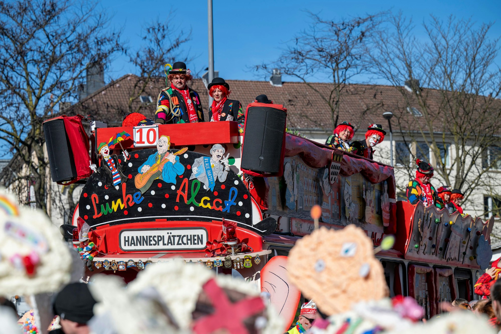 Bei bestem Wetter feierten am Dienstag Tausende den Veedelszoch in Nippes.