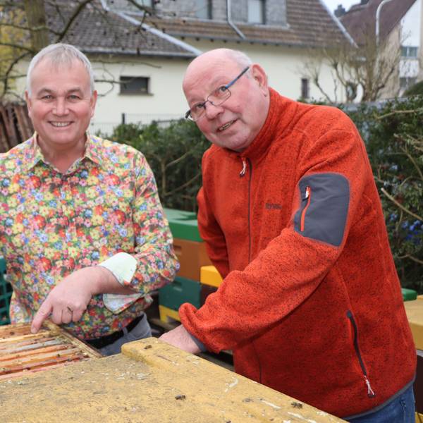 Zu sehen sind die Hobby-Imker Gero Meyer und Heinz Gabler.