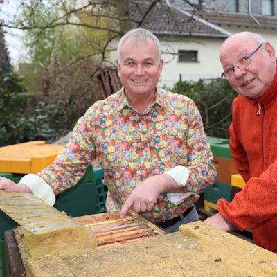 Zu sehen sind die Hobby-Imker Gero Meyer und Heinz Gabler.