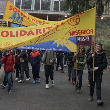 Das Bild zeigt Schüler mit Transparenten.