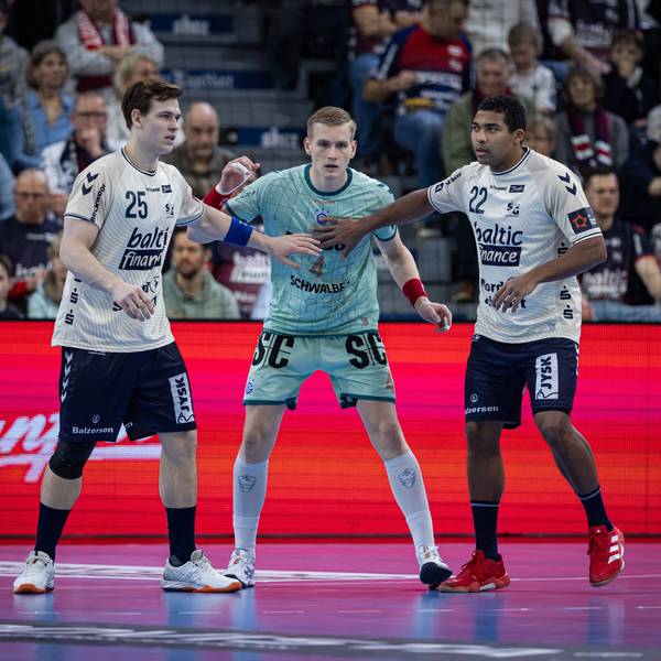 Kampf am Kreis:Lukas Jørgensen, Ellidi Vidarsson und Mads Mensah Larsen (v.l.).