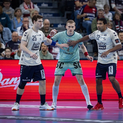 Kampf am Kreis:Lukas Jørgensen, Ellidi Vidarsson und Mads Mensah Larsen (v.l.).