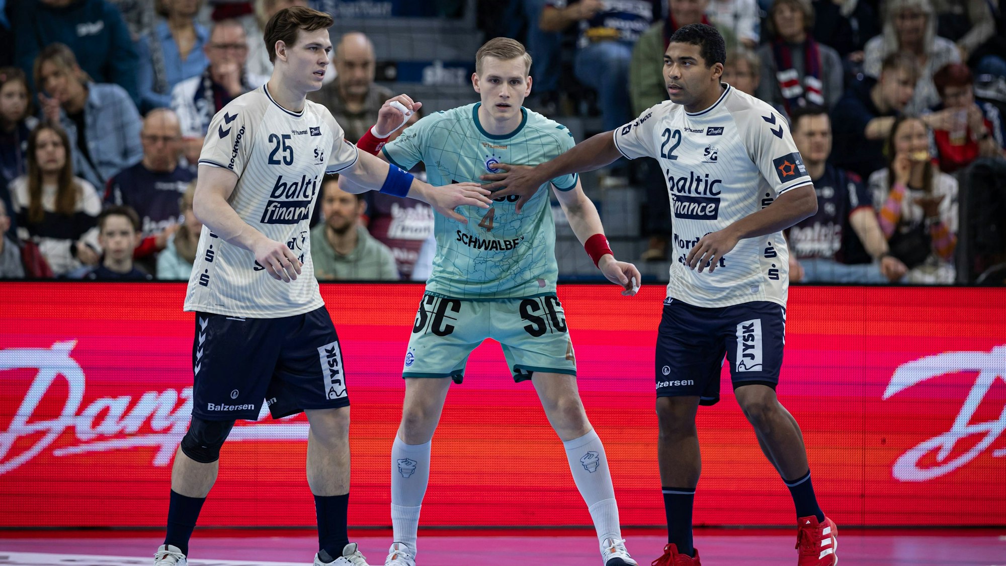 Kampf am Kreis:Lukas Jørgensen, Ellidi Vidarsson und Mads Mensah Larsen (v.l.).