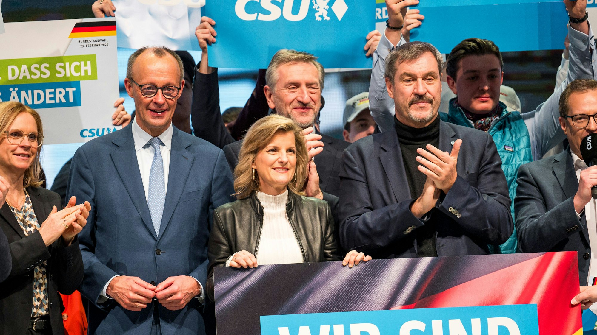 Andrea Lindholz (l-r, CSU), Friedrich Merz, Daniela Ludwig (CSU), Bundestagsabgeordnete, Günther Felßner (CSU), Präsident des Bayerischen Bauernverbandes, und Markus Söder (CSU) stehen zum Ende des Kleinen CSU-Parteitags zusammen auf der Bühne. (Archivbild)