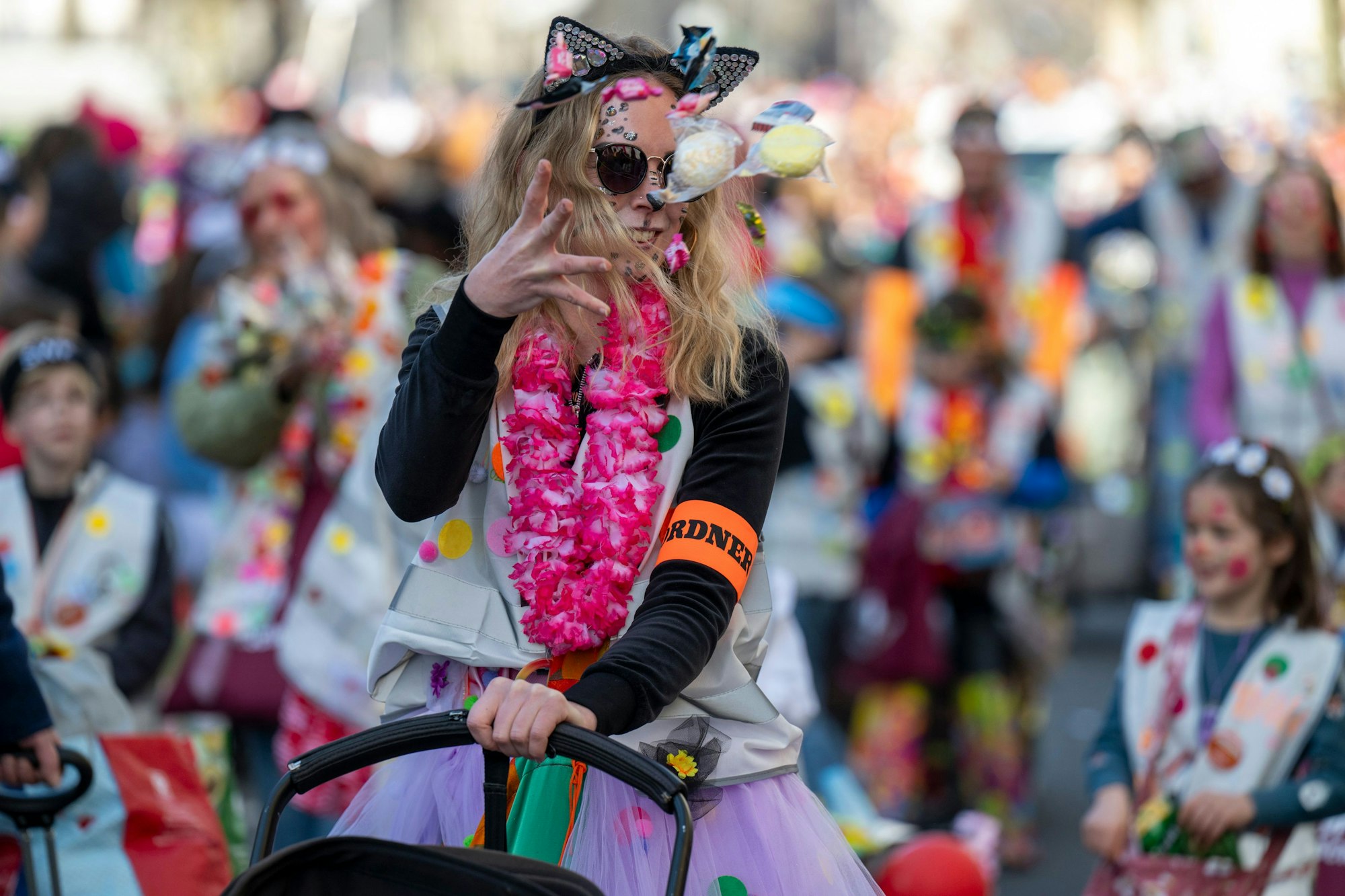 Bei bestem Wetter feierten am Dienstag Tausende den Veedelszoch in Nippes.