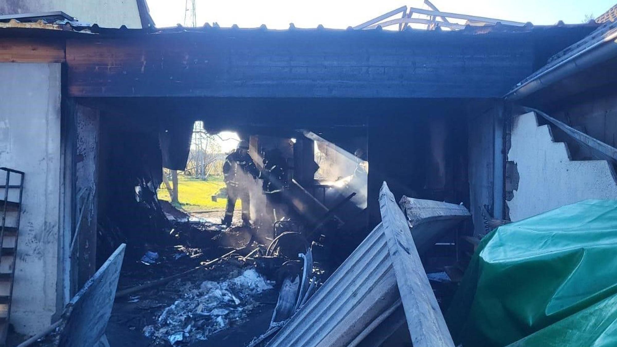 Das Bild zeigt eine ausgebrannte Garage