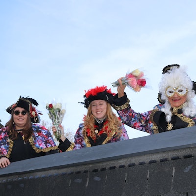 Die Venezianische Dellbrücker verteilten Strüßjer beim Veedelszoch am Dienstag.