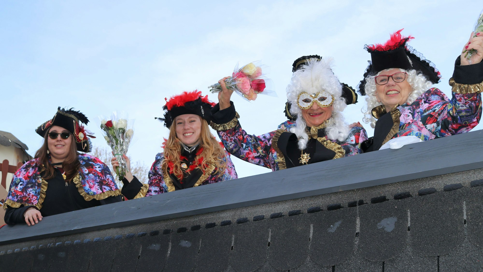 Die Venezianische Dellbrücker verteilten Strüßjer beim Veedelszoch am Dienstag.