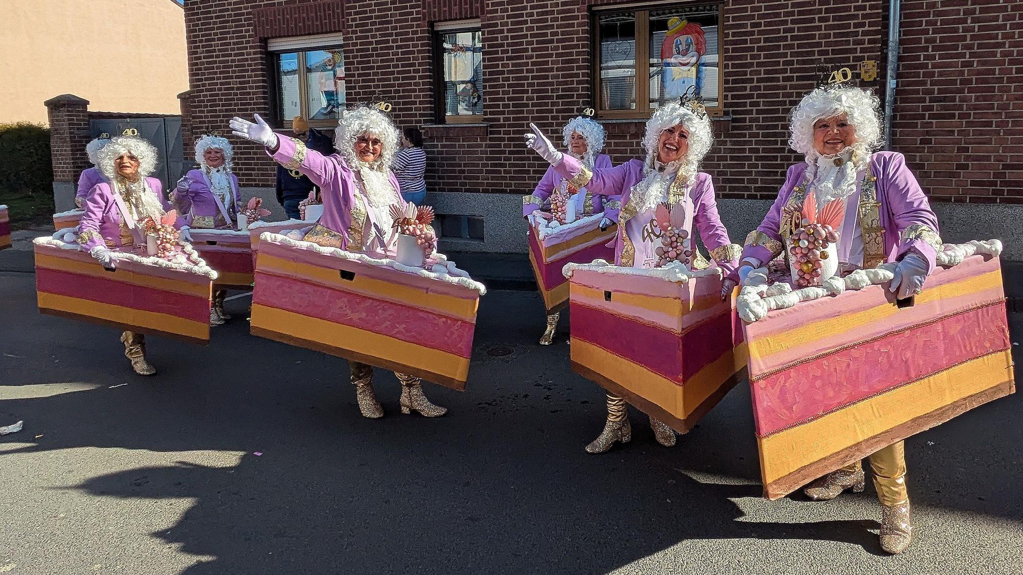 Die Gruppe Ausflug als Tortenstücke in Pink und Lila.