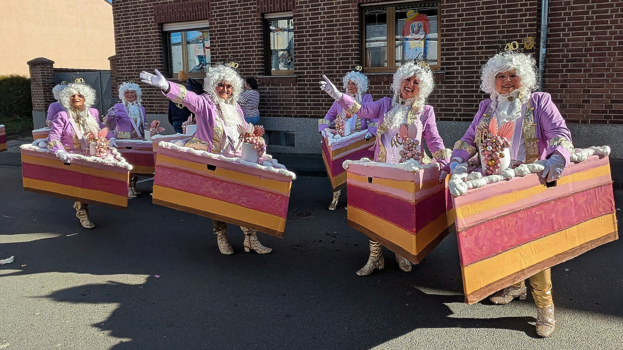 Die Gruppe Ausflug als Tortenstücke in Pink und Lila.