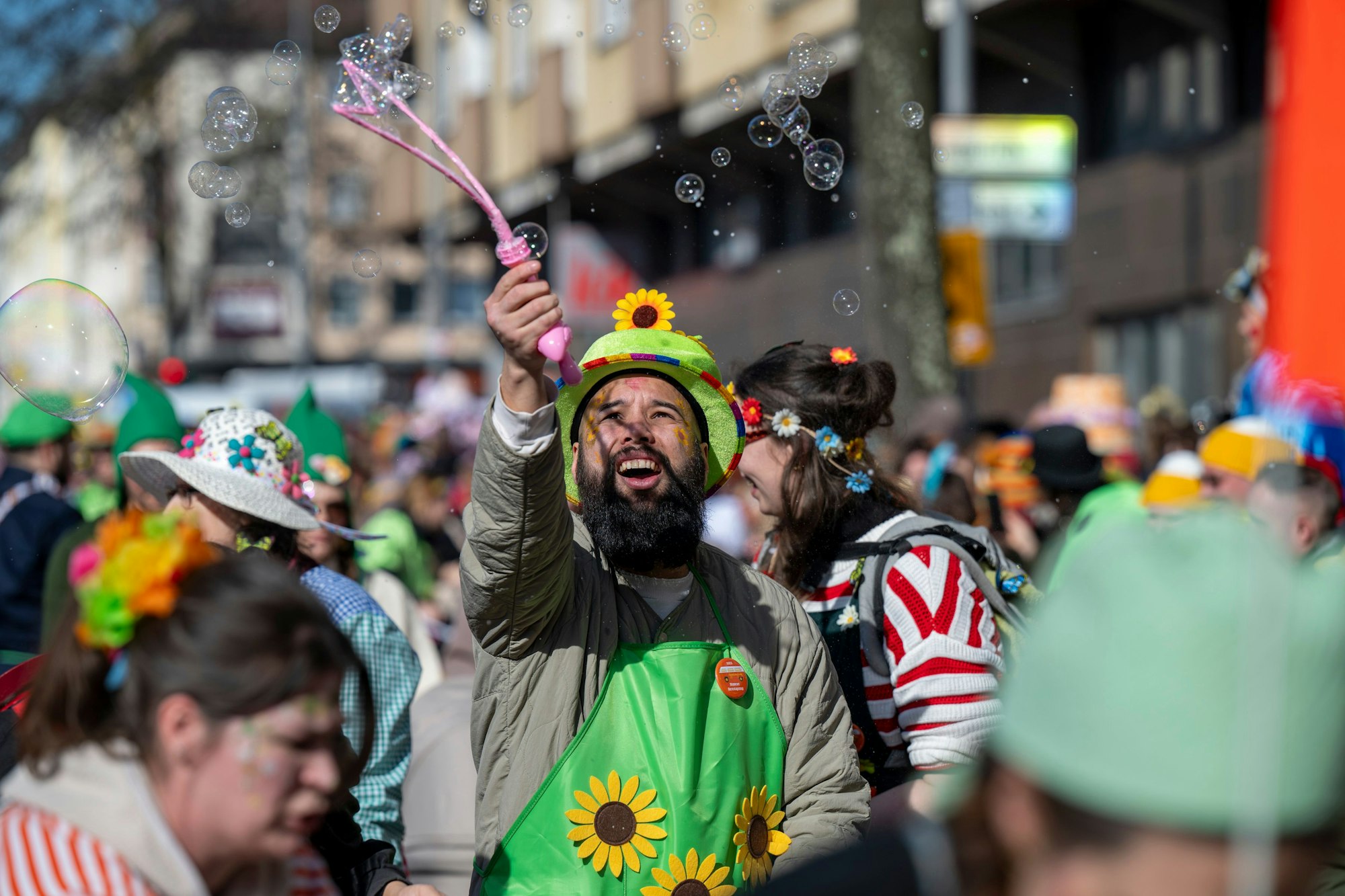 Bei bestem Wetter feierten am Dienstag Tausende den Veedelszoch in Nippes.