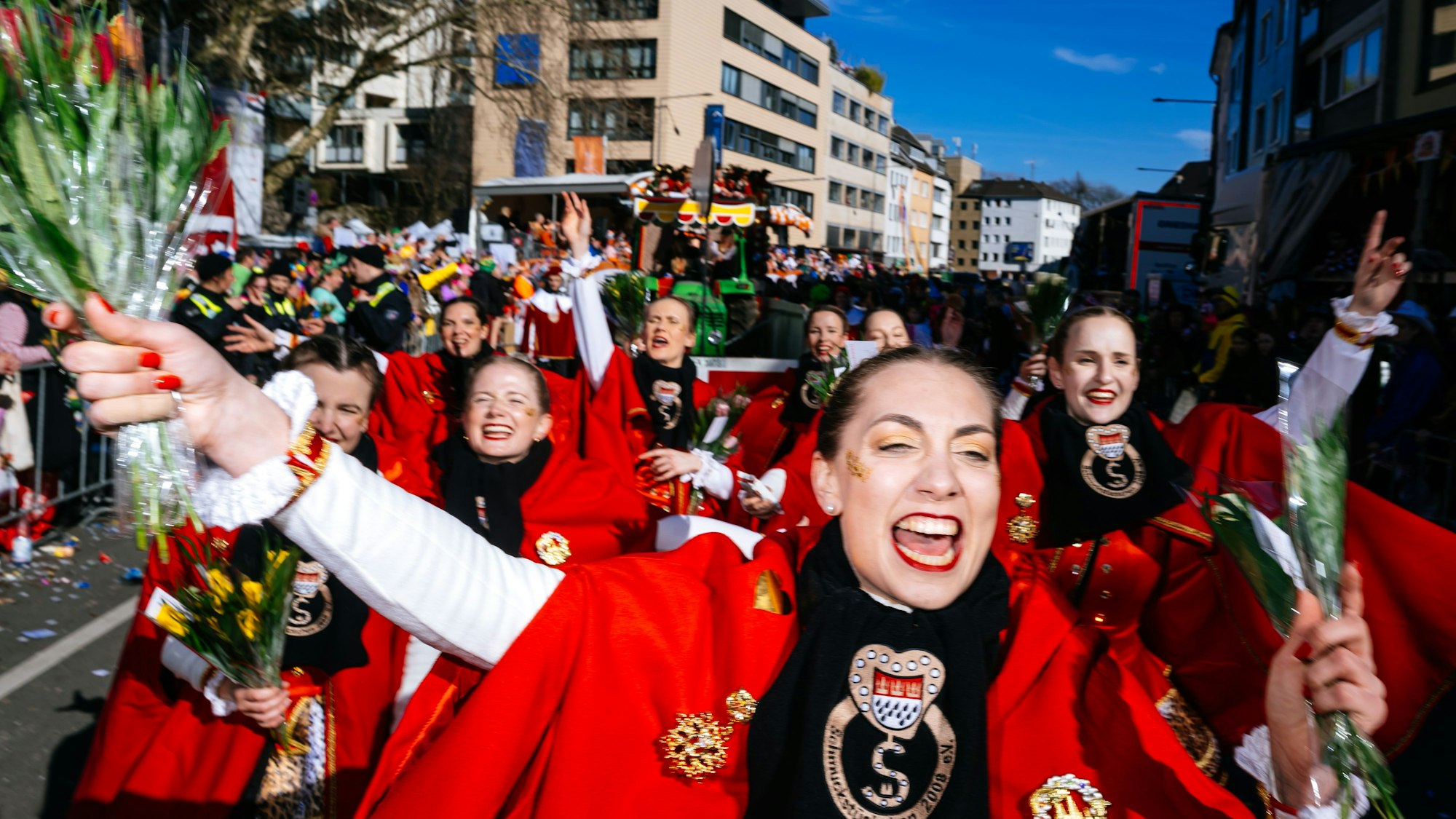 Der Rosenmontagszug rollte bei strahlendem Sonnenschein durch Köln.