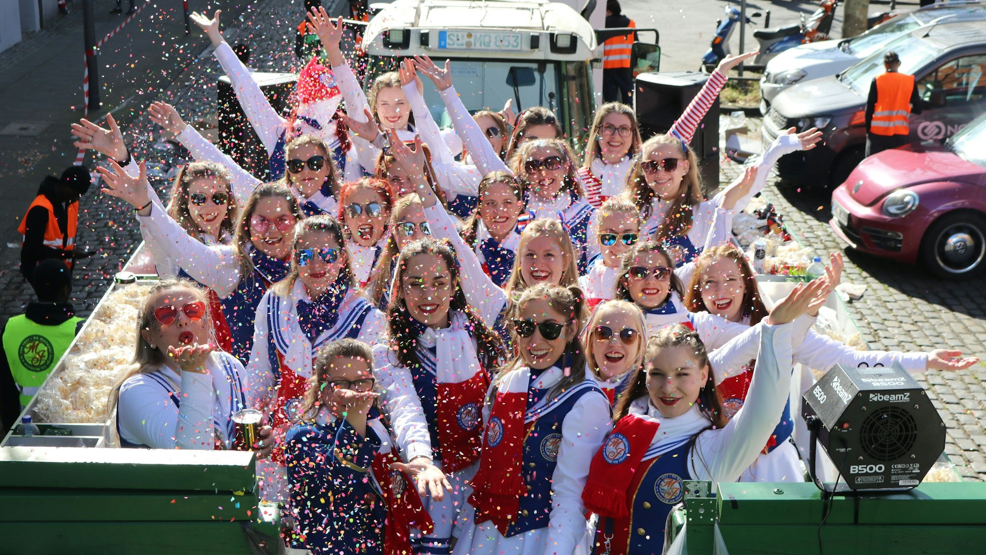 Die Frauen des Tanzcorps des KG Müllemer Junge Alt-Mülheim e. V. von 1951 sind am Dienstag im Müllemer Veedelszoch mitgefahren.