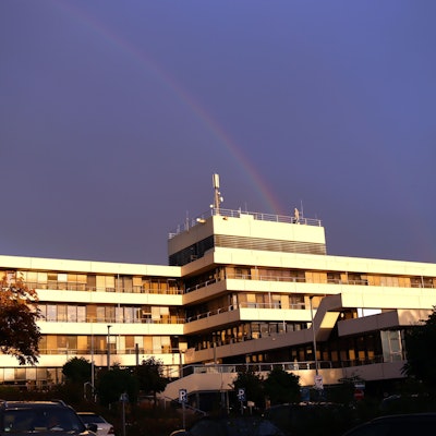 Über dem Kreishaus Euskirchen ist ein Regenbogen zu sehen.