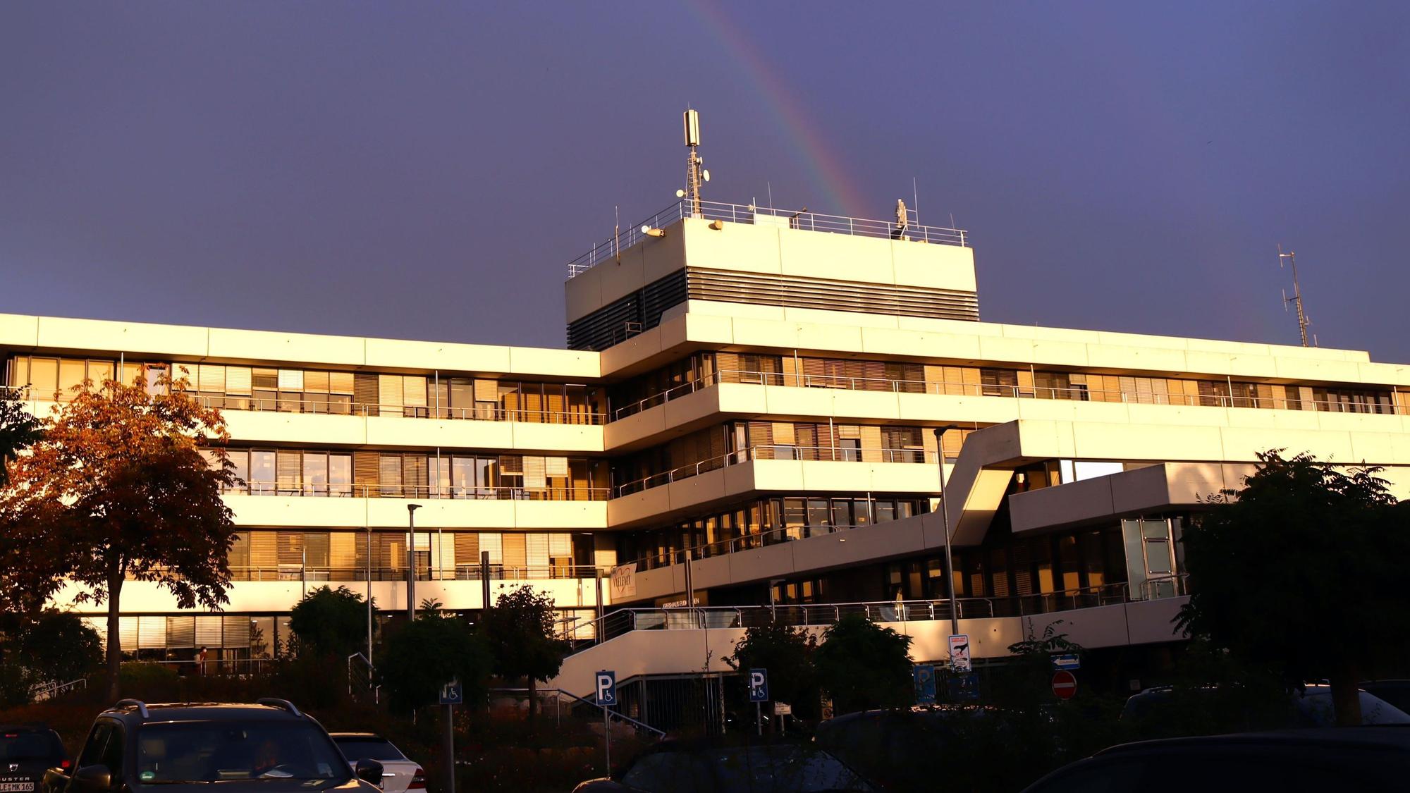 Das Kreishaus Euskirchen mit Regenbogen