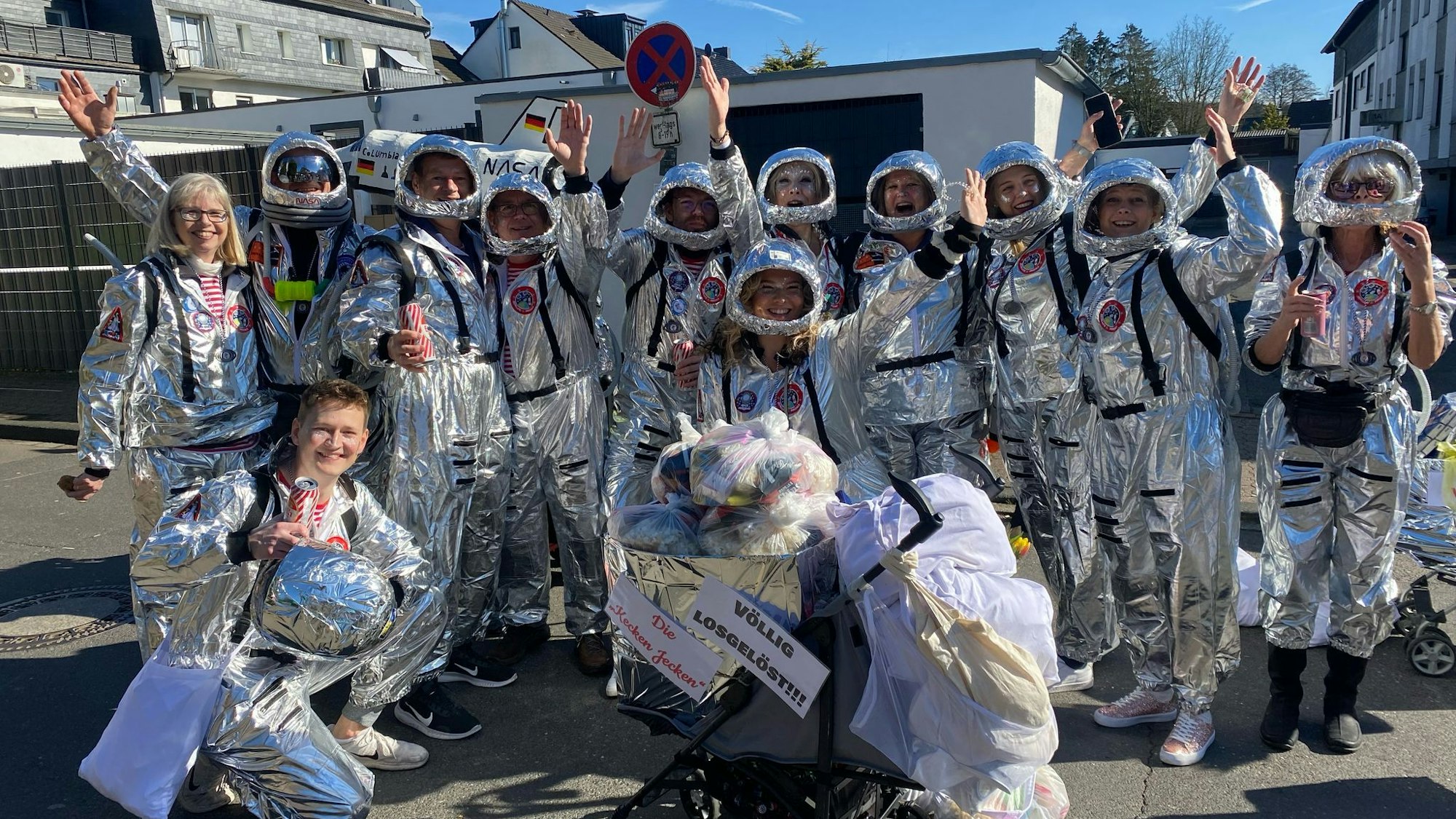 Das Foto zeigt Astronauten beim Karnevalszug in Steinenbrück