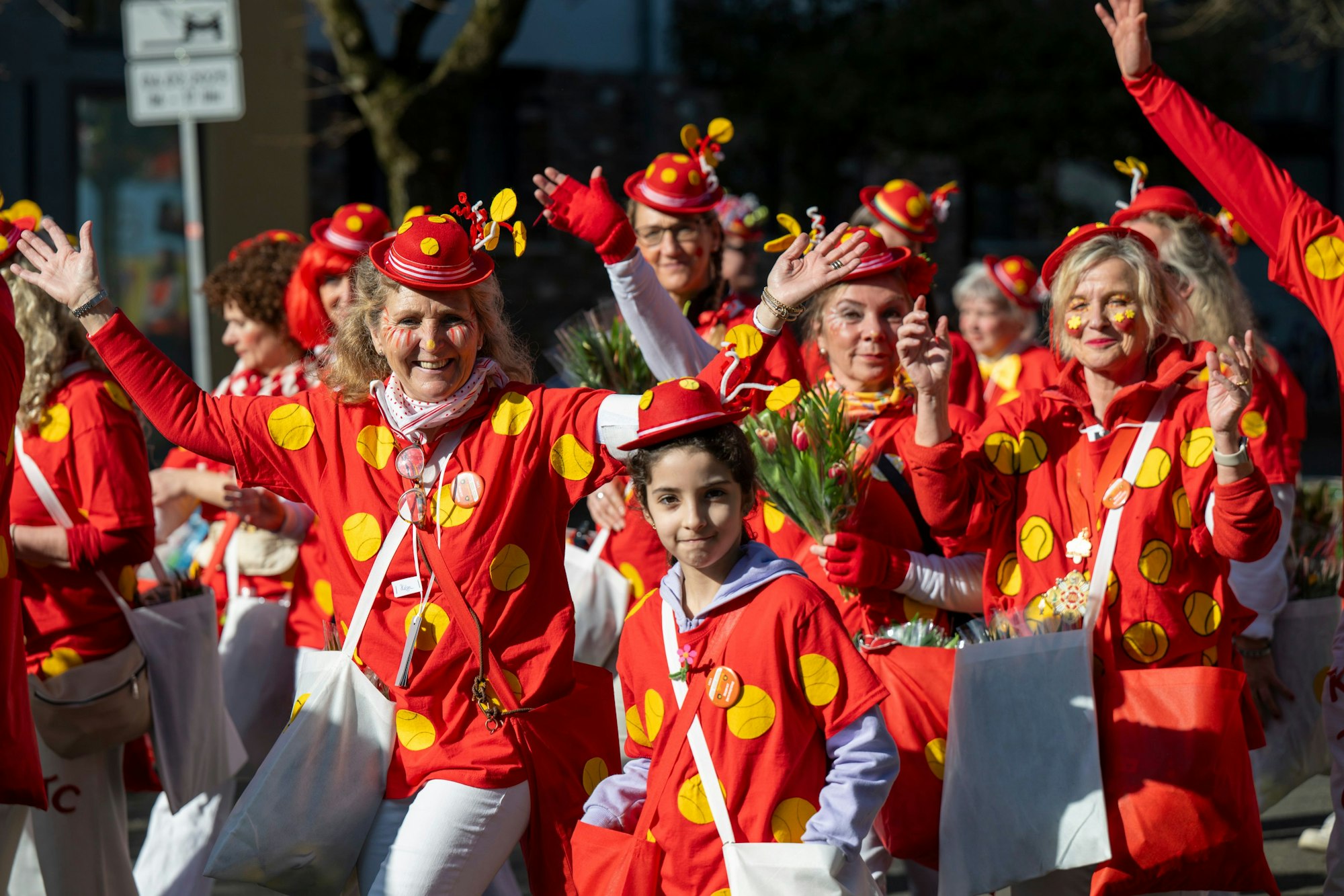Bei bestem Wetter feierten am Dienstag Tausende den Veedelszoch in Nippes.