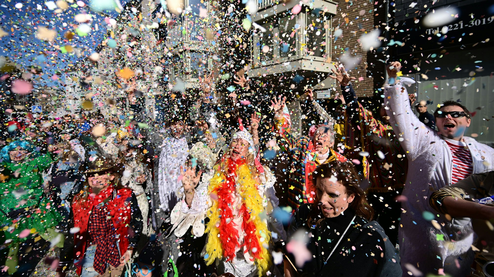 Im Konfettiregen: Die Schull- un Veedelszöch sind gerettet.