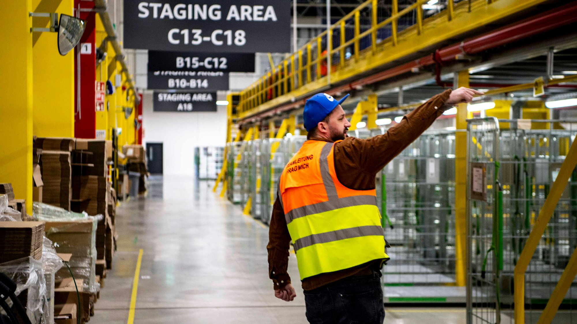 Das Bild zeigt Stefan Stockhausen, der mit seinem rechten Arm nach rechts zeigt.