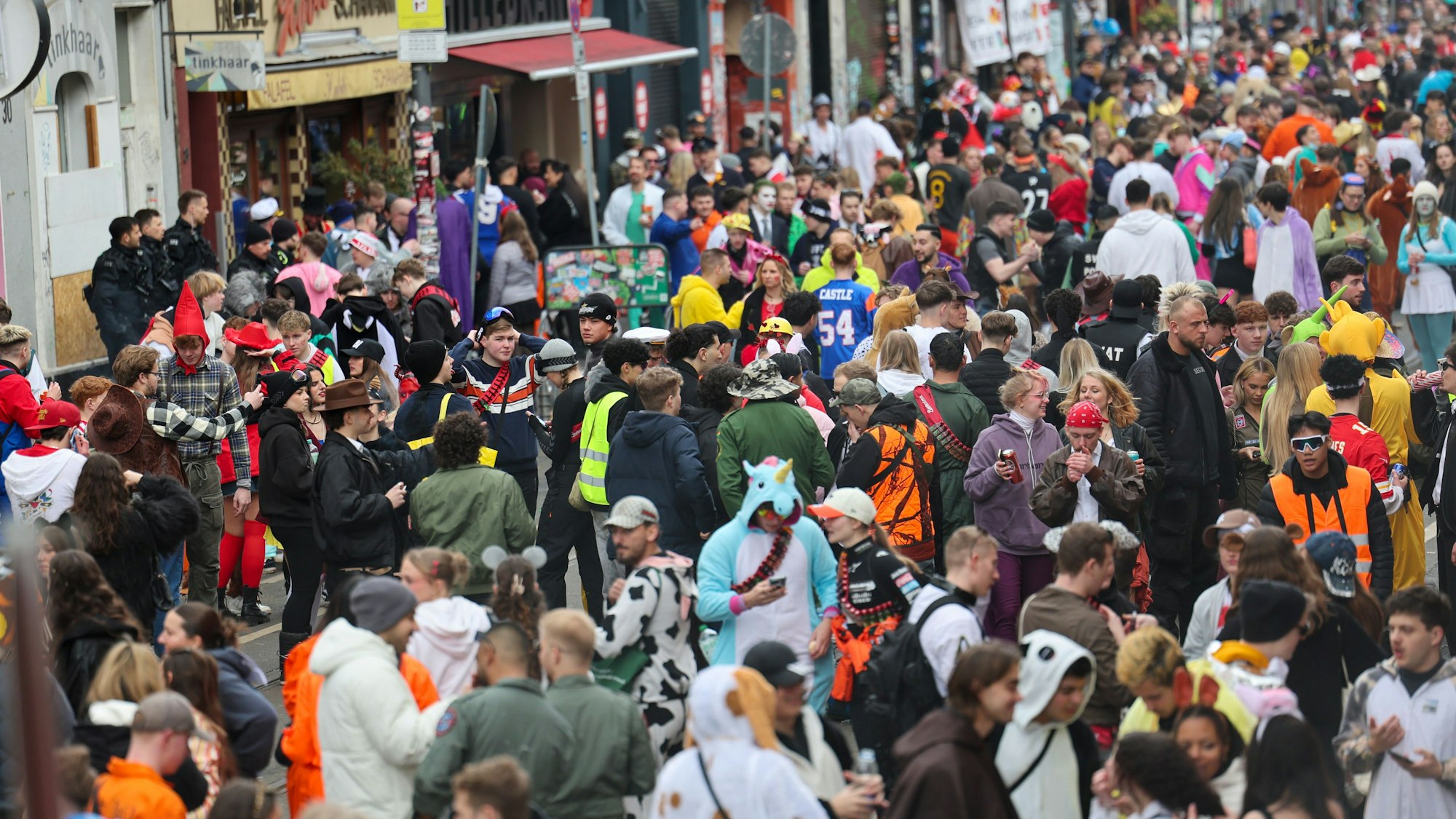 Mit Beratungsteams und einer Hotline will Edelgard den Feiernden während der Tollen Tage 2026 zur Seite stehen. (Symbolbild)