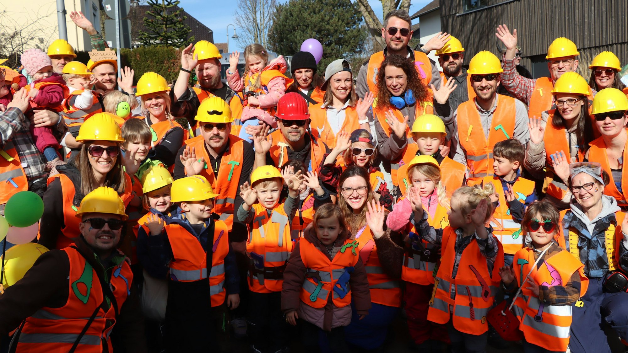 In Merten haben die Kinder von der Kita der GFO jetzt auch das Problem des Facharbeitermangels behoben. „Wer will die fleißeigen Handwerker sehen“, riefen die mehr als 50 kleinen und großen Karnevalisten.