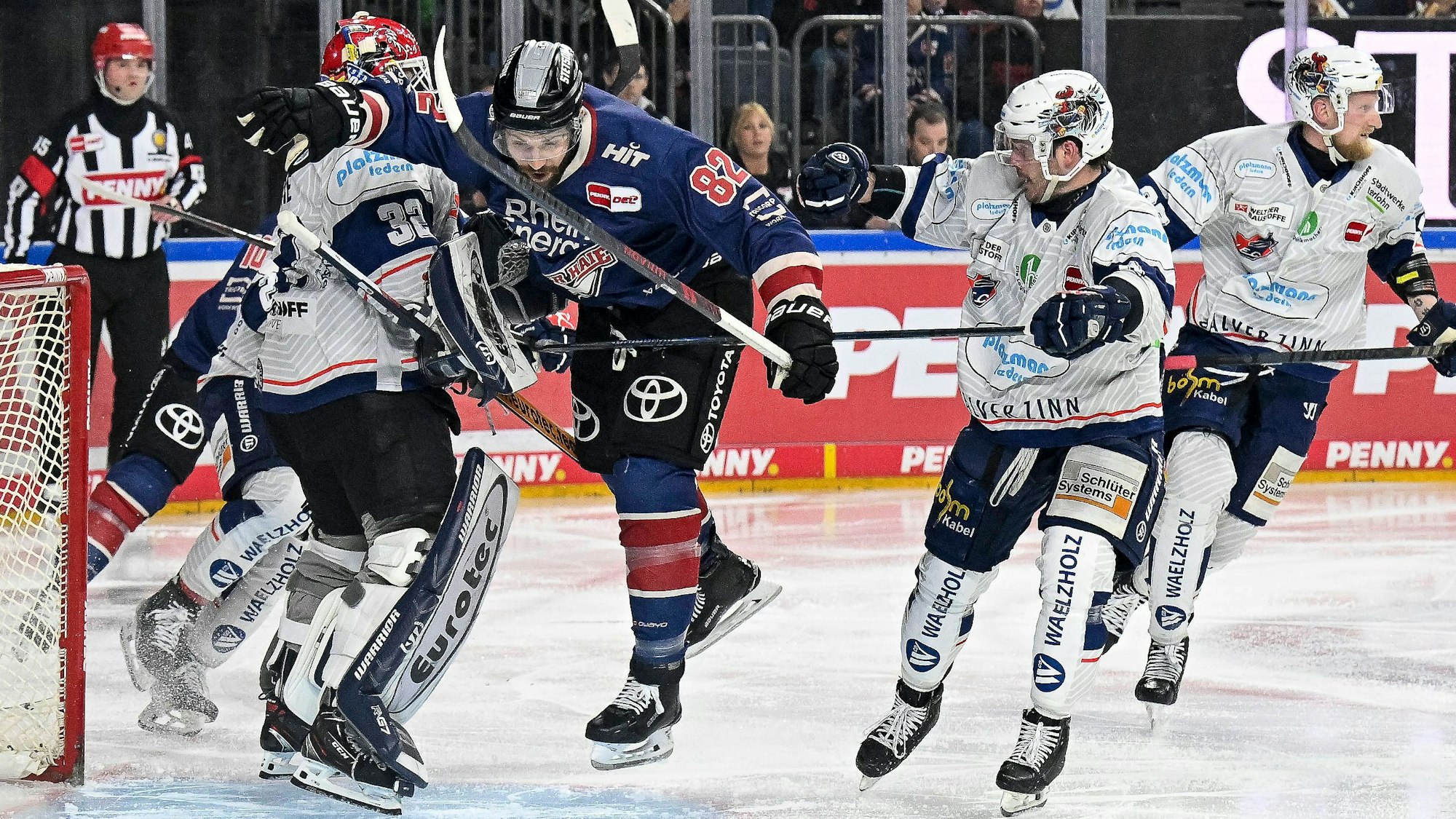 Haie-Stürmer Alexandre Grenier (Nr.82) versucht mit allen Mitteln an den Iserlohnern Zach Osburn Torhüter Hendrik Hane vorbeizukommen.