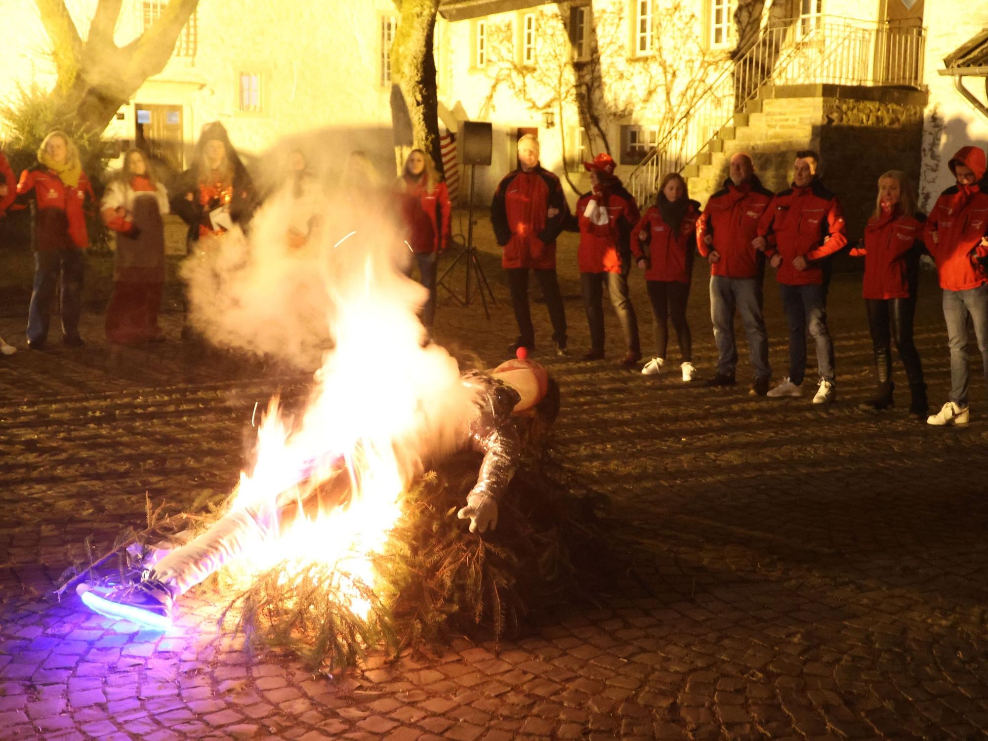 In Denklingen ging der Nubbel schnell in den Flammen auf.