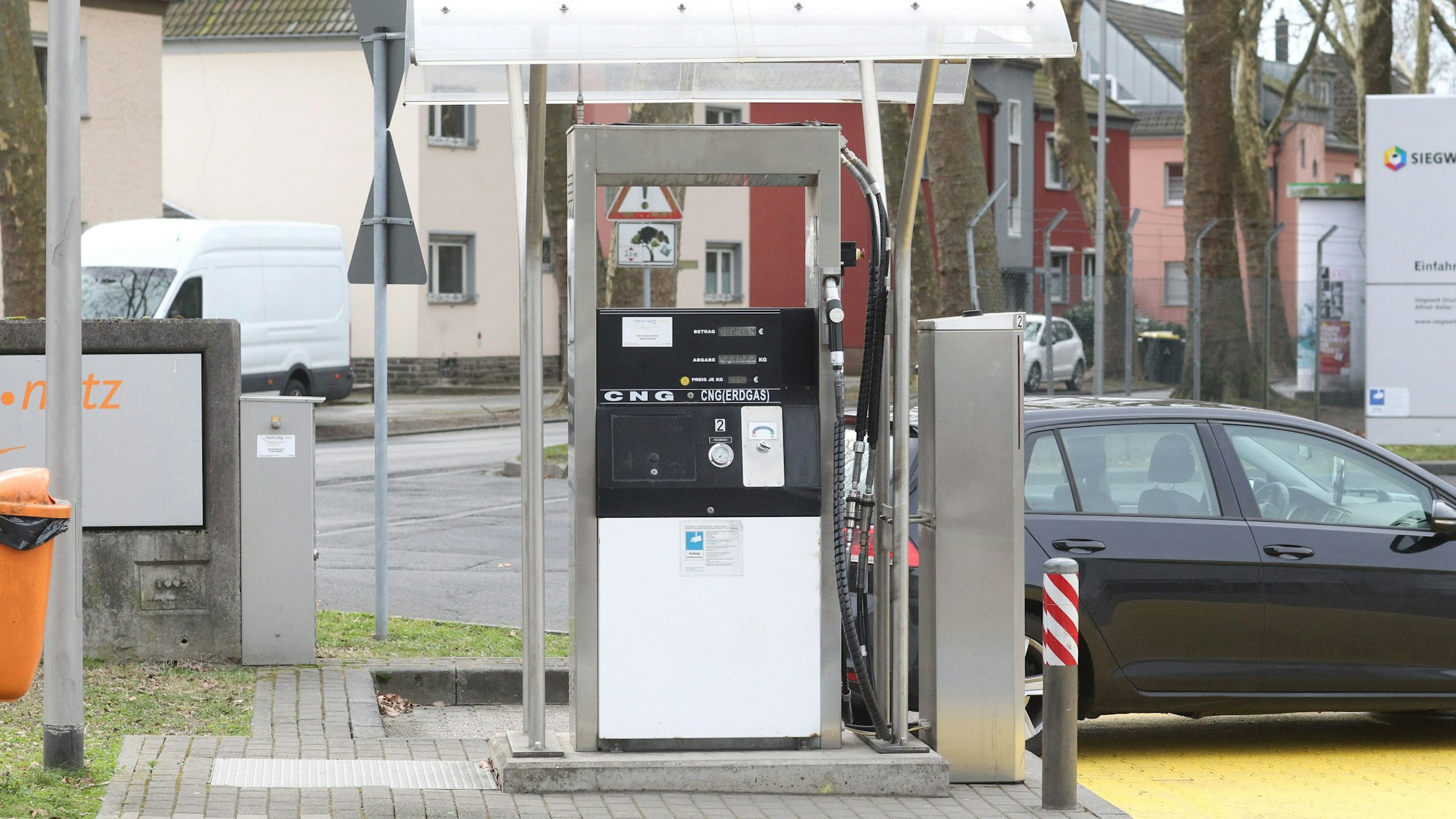 Eine einzelne Zapfsäule.