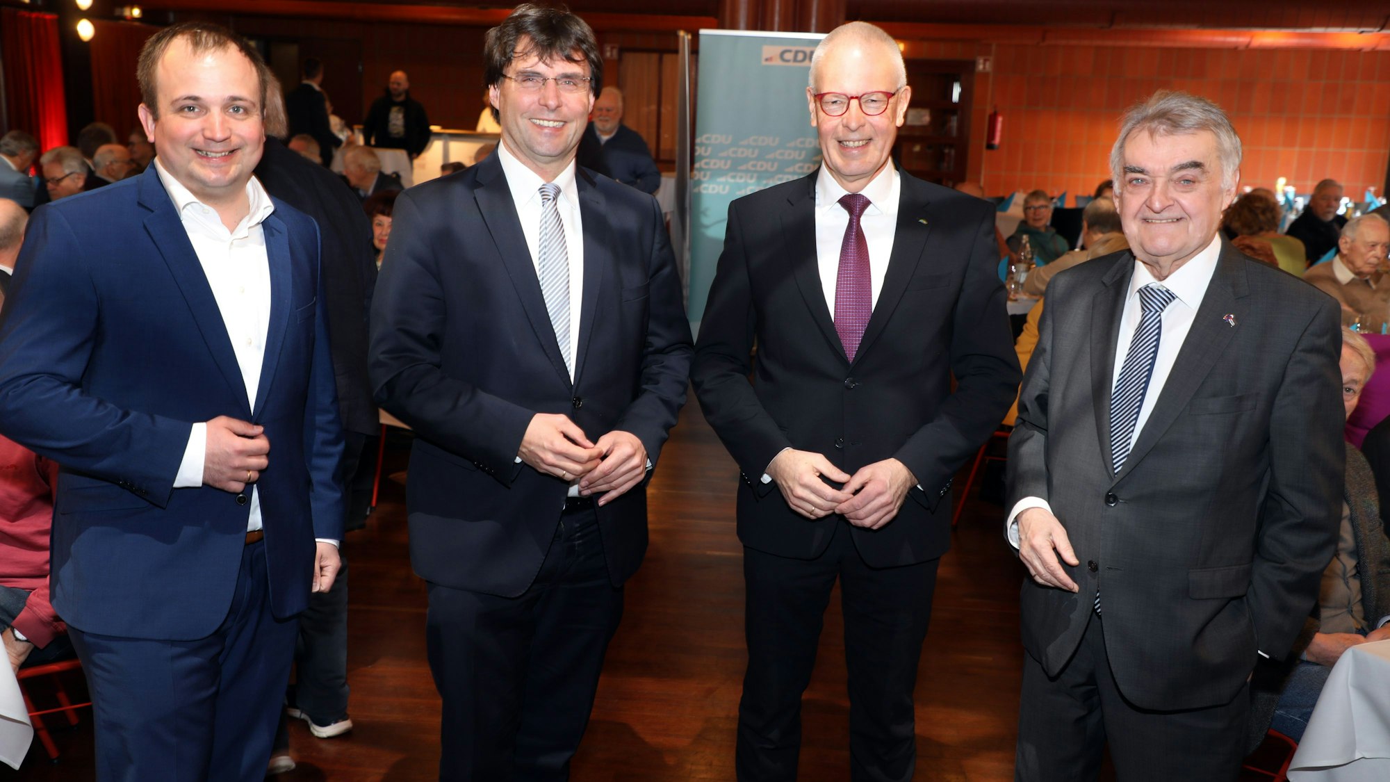 Politischer Aschermittwoch der CDU im Spiegelsaal des Bergischen Löwen mit NRW-Finanzminister Dr. Marcus Optendrenk (2.v.l.), NRW-Innenminister Herbert Reul (r.), MdB und Kreisparteichef Dr. Hermann-Joserf Tebroke (2.v.r.), und MdL Martin Lucke (l.)