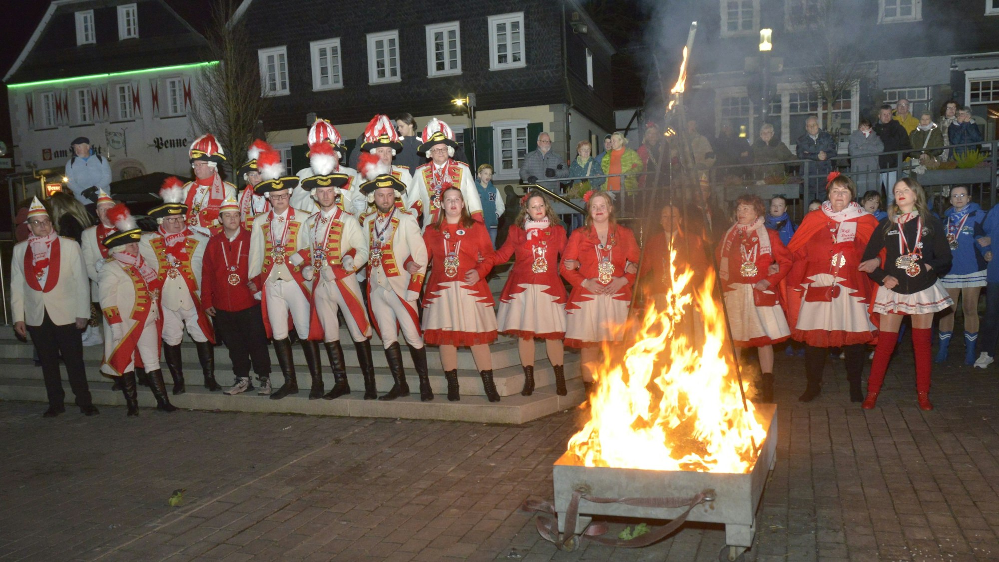 Die Nubbelverbrennung der KG Baulemann auf dem Wipperfürther Marktplatz.