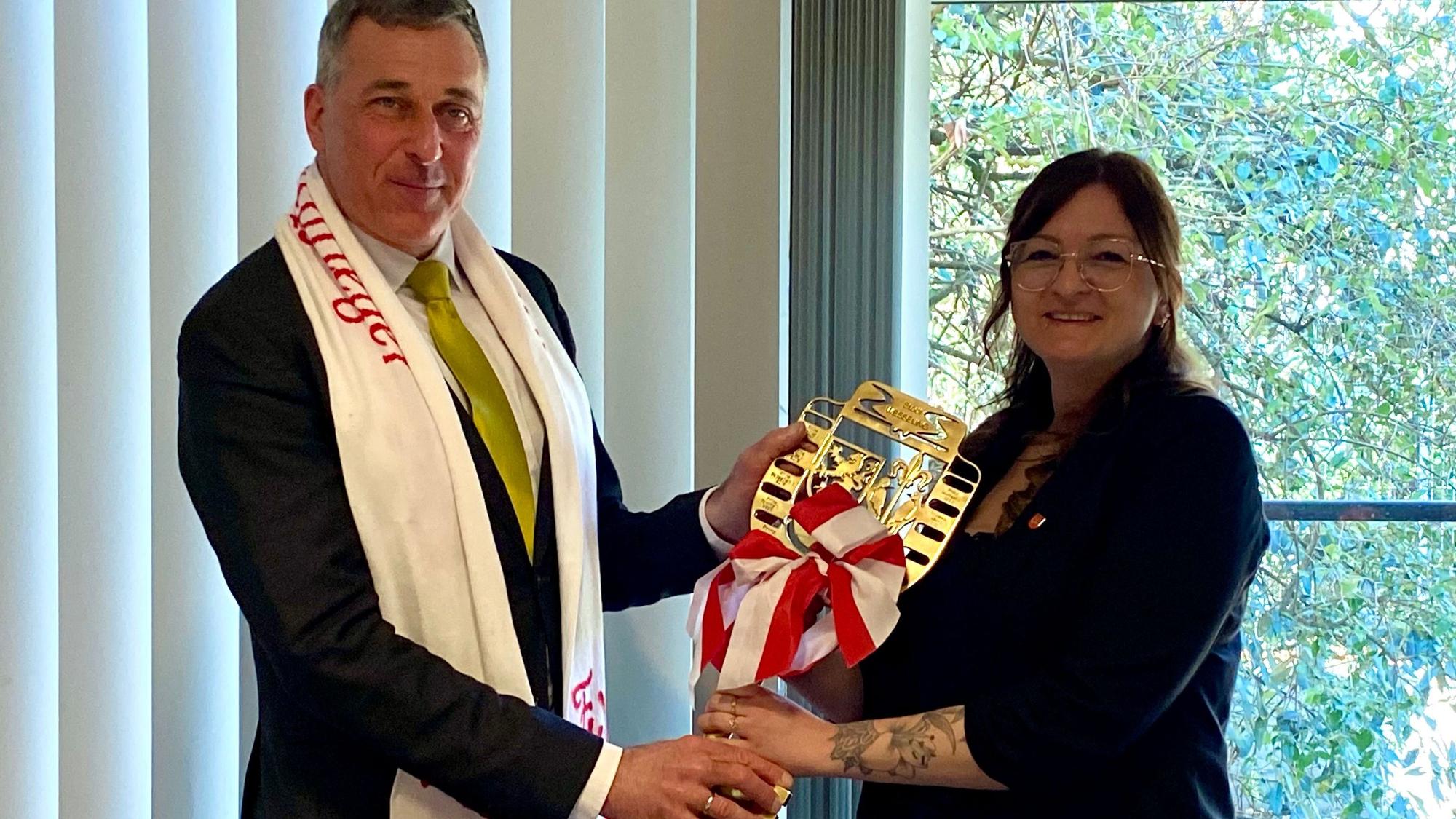 Zu sehen sind Prinzessin Moni I. und Bürgermeister Ralph Manzke.