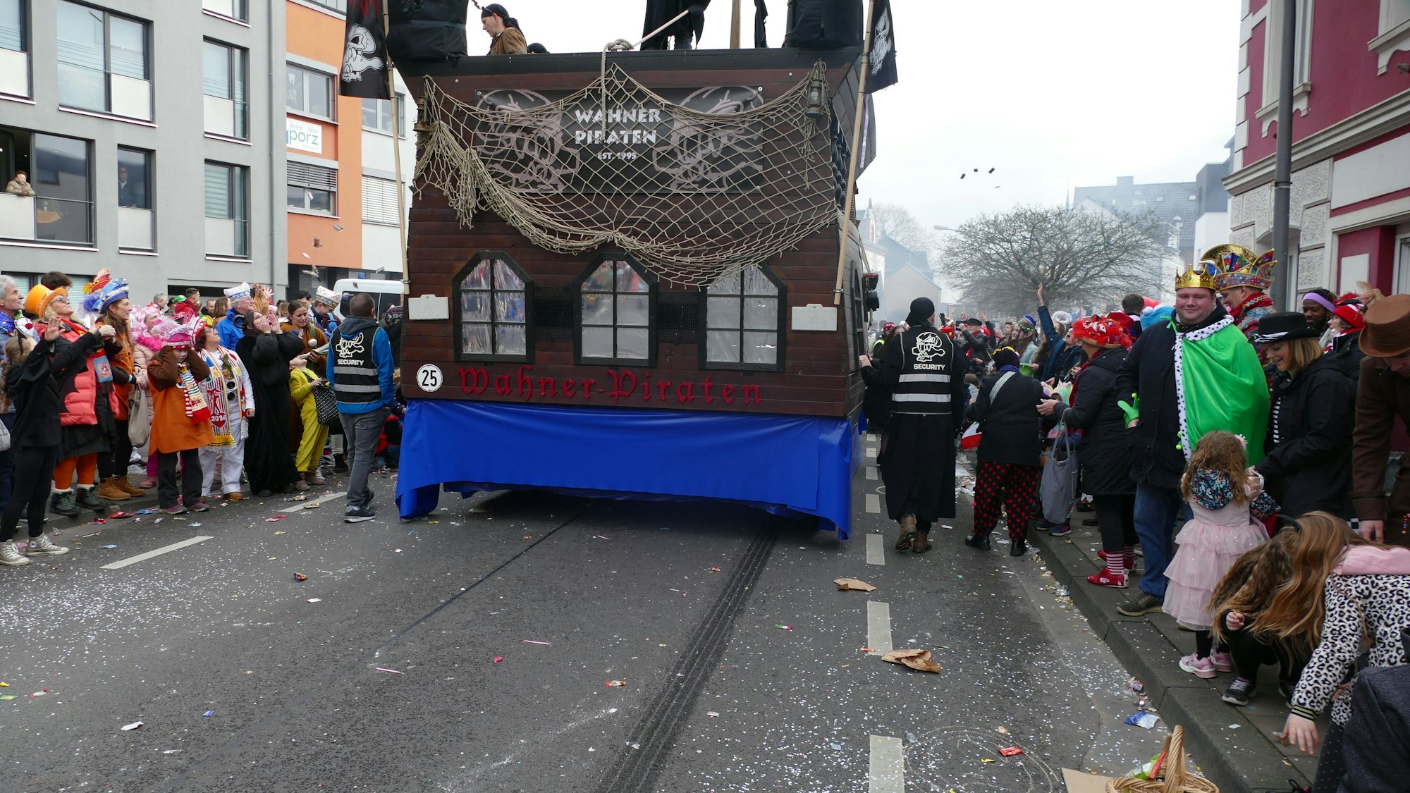 Das Piratenschiff der Wahner Piraten, hinter dem eine Urin-Spur verläuft.