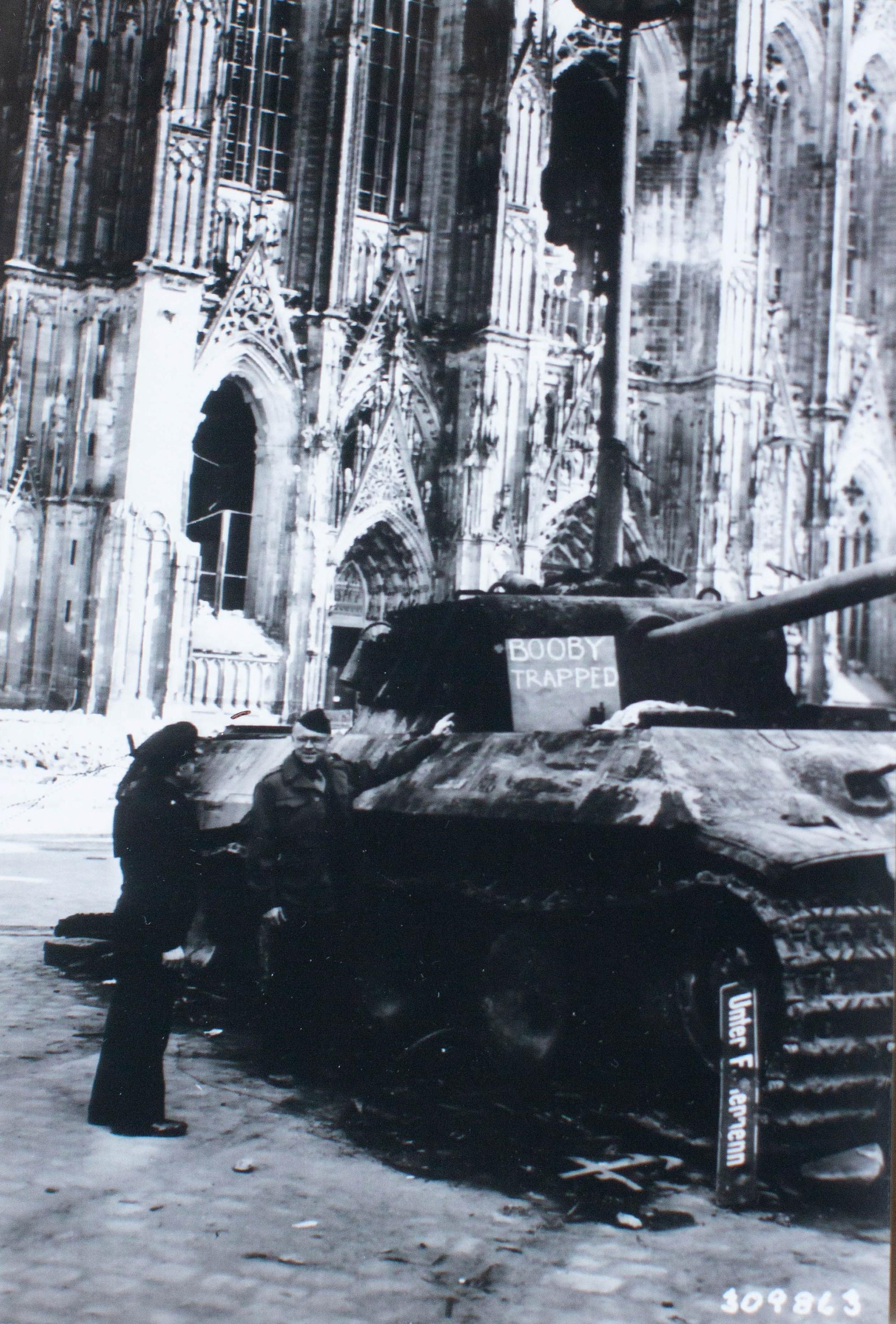 Ein zerstörter deutscher Panzer vor dem Dom.