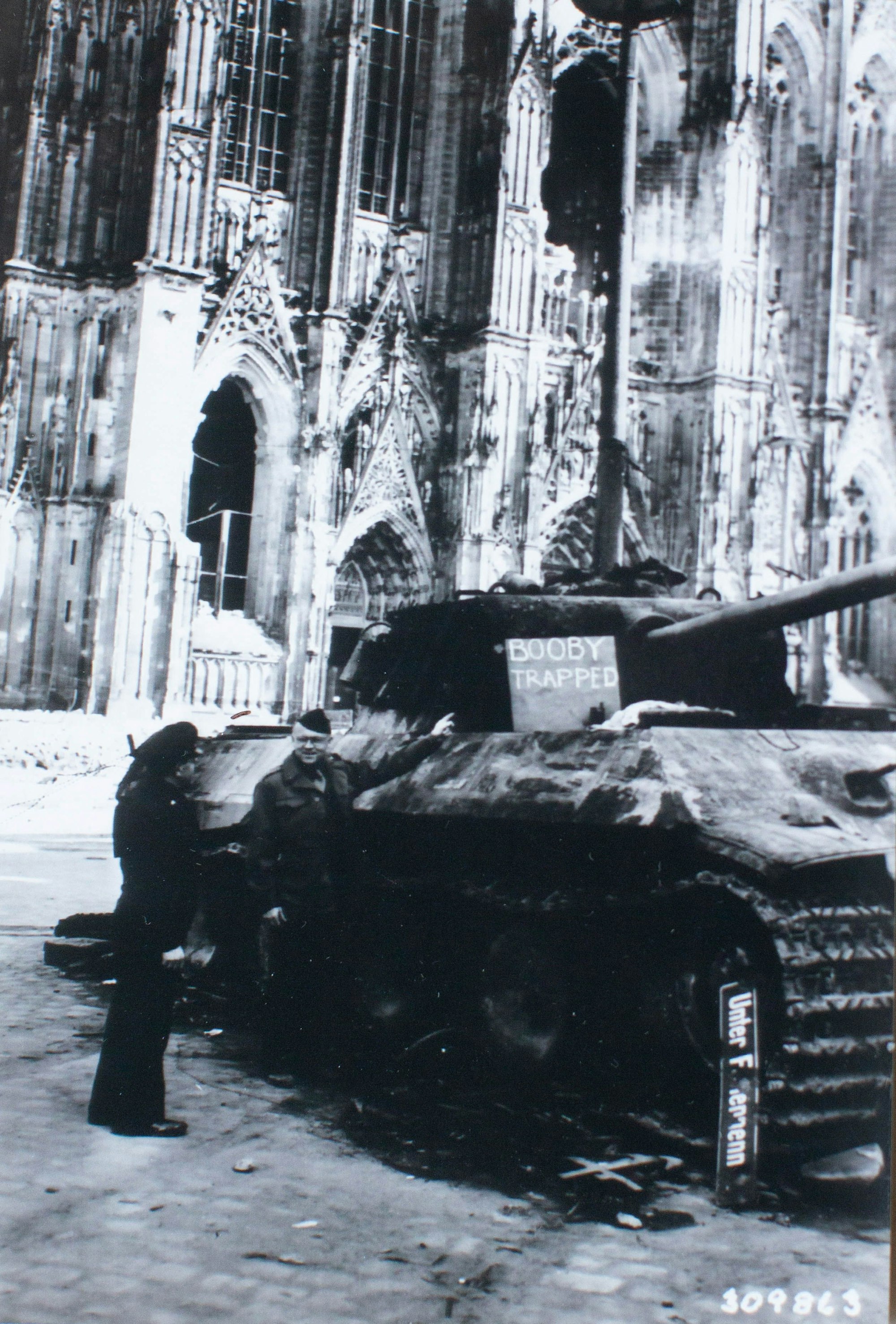Ein zerstörter deutscher Panzer vor dem Dom.