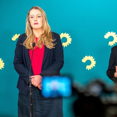 05.03.2025, Berlin: Britta Haßelmann, Bundestags Fraktionsvorsitzende von Bündnis 90/Die Grünen, spricht neben Katharina Dröge (l), Bundestags Fraktionsvorsitzende von Bündnis 90/Die Grünen, bei einem Statement nach dem Treffen mit dem Unions Kanzlerkandidaten und CDU Bundesvorsitzenderen Merz im Bundestag. Foto: Michael Kappeler/dpa +++ dpa-Bildfunk +++