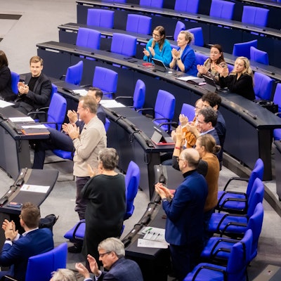 Tabea Rößner (Bündnis 90/Die Grünen), wird nach ihrer letzten Rede im Plenum des Deutschen Bundestages mit Applaus empfangen.