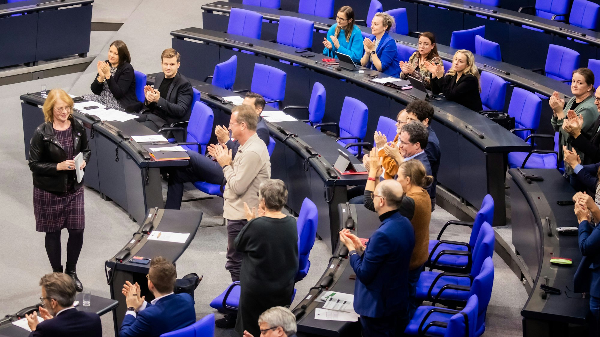 Tabea Rößner (Bündnis 90/Die Grünen), wird nach ihrer letzten Rede im Plenum des Deutschen Bundestages mit Applaus empfangen.