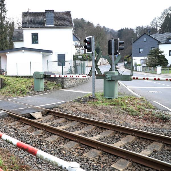 Eine Regionalbahn 25 fährt auf den Bahnübergang Hofferhofer Straße in Rösrath-Hoffnungsthal zu.