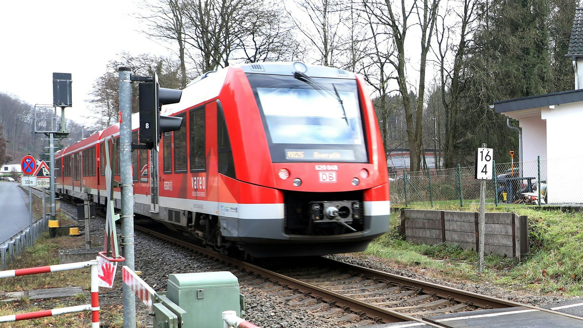Ein Zug der Regionalbahn 25 fährt von Oberberg in Richtung Köln durch Rösrath.