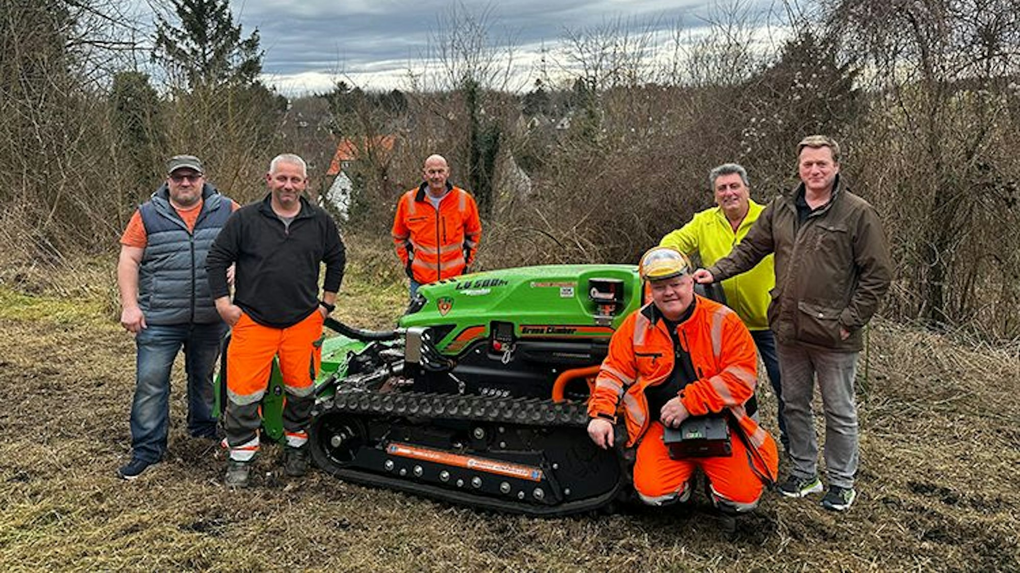 Das Foto zeigt die Mitarbeiter des Bergheimer Betriebshofs mit einer neuen Mähraupe.