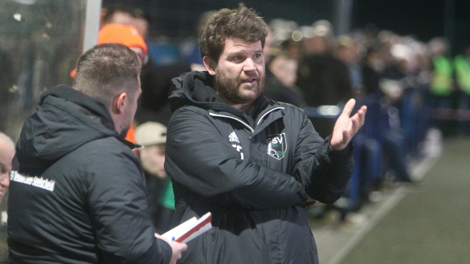 FSV-Trainer Christoph Gerlach im Gespräch mit seinem Assistenten.