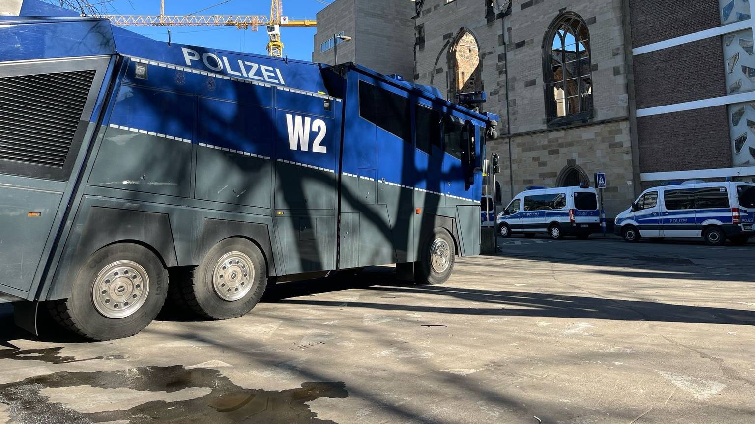 Auch Wasserwerfer hat die Polizei in der Nähe des Gürzenich platziert.