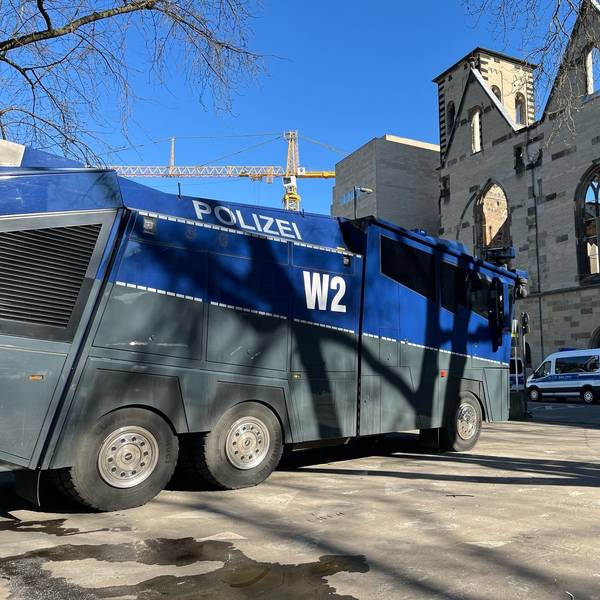 Auch Wasserwerfer hat die Polizei in der Nähe des Gürzenich platziert.