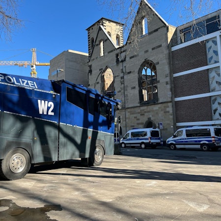 Auch Wasserwerfer hat die Polizei in der Nähe des Gürzenich platziert.