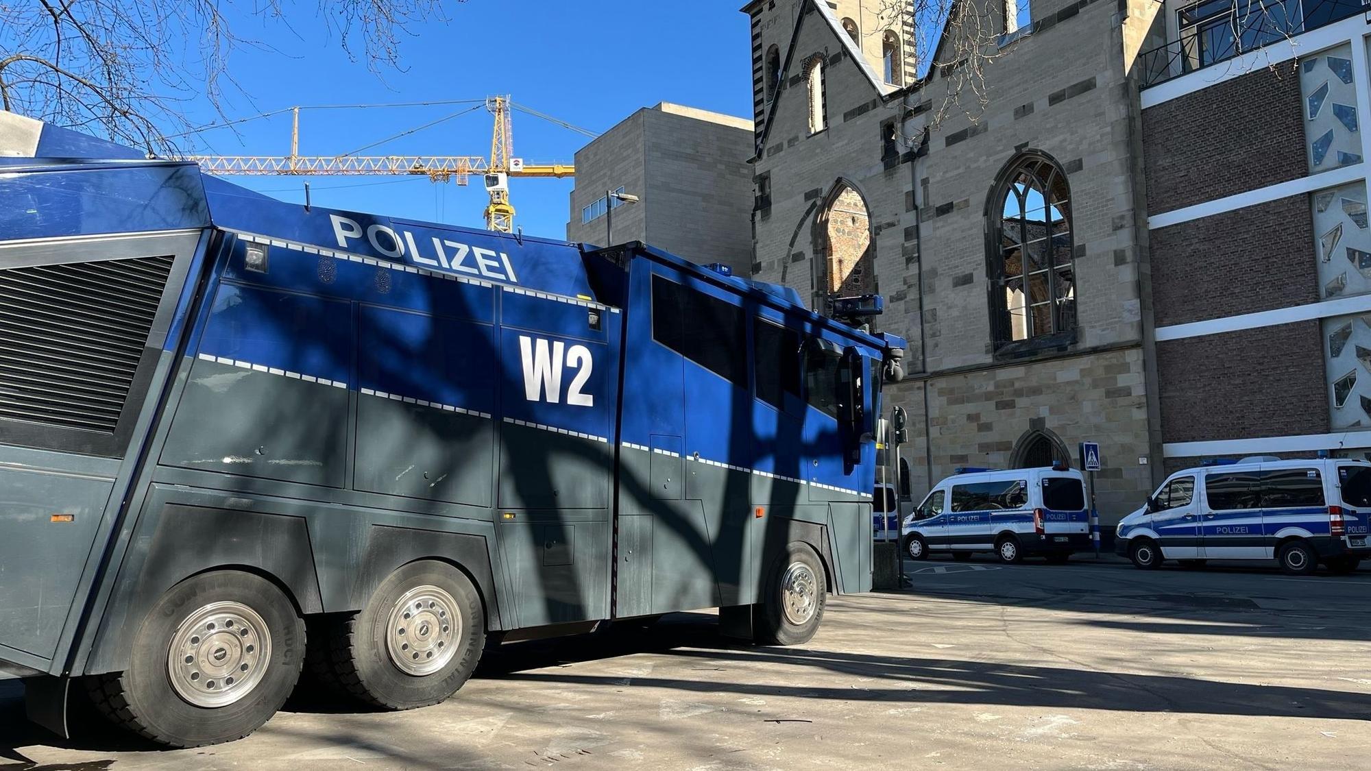 Auch Wasserwerfer hat die Polizei in der Nähe des Gürzenich platziert.